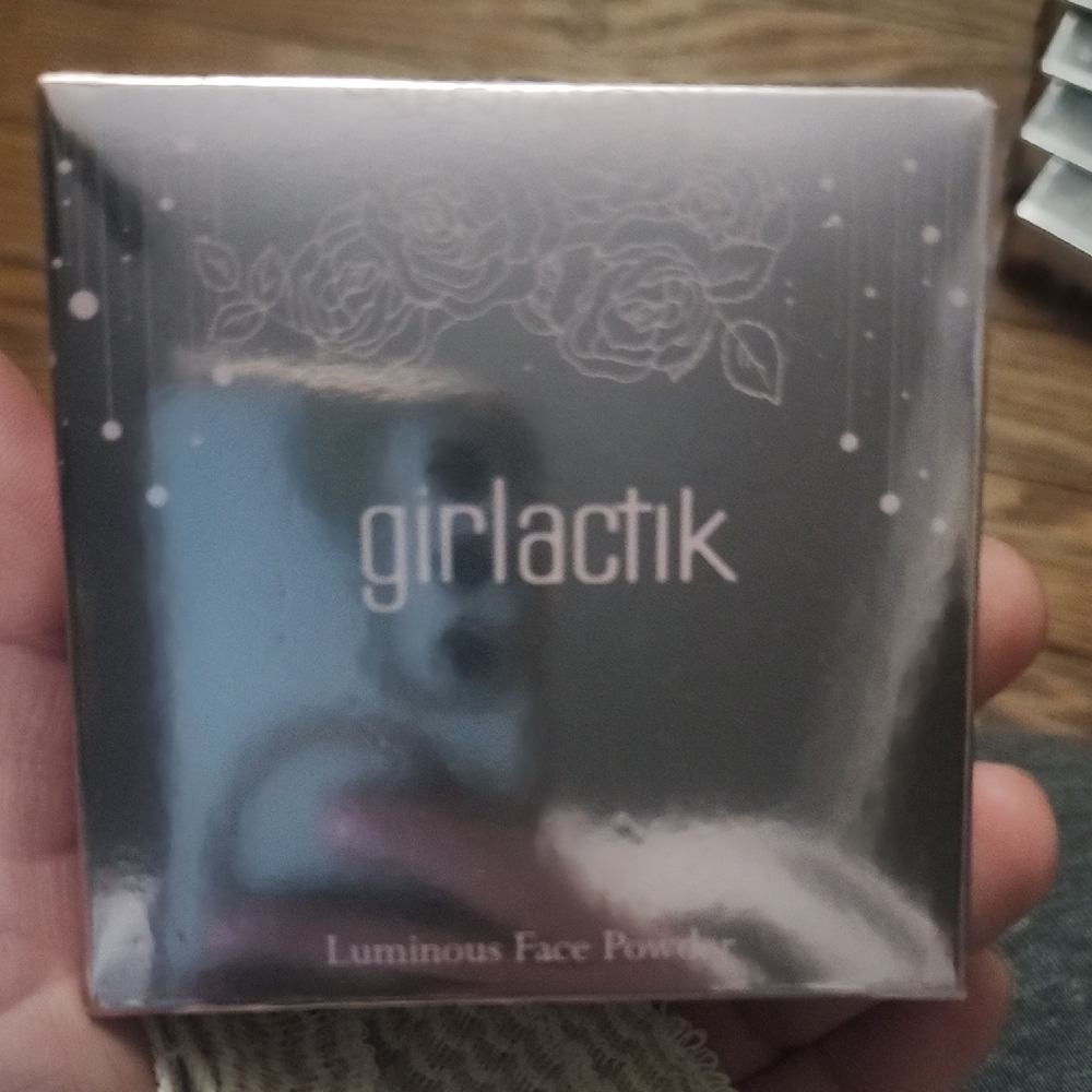 NIB-Girlactik Luminous Face Powder - Shade Light - LIGHT PINK SILVER PACKAGE
